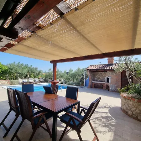 S Bazenom Mavrinac * Nerezine